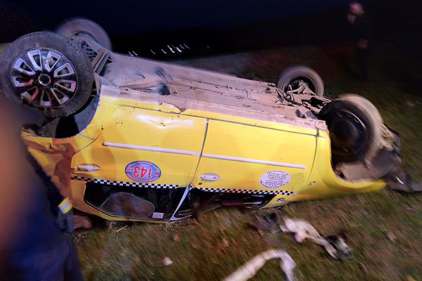 Alertă în județ: Mai multe ambulanțe au preluat 7 victime dintr-un taxi răsturnat