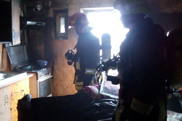 Panică în zona Pieței Traian: Un apartament a fost cuprins de flăcări