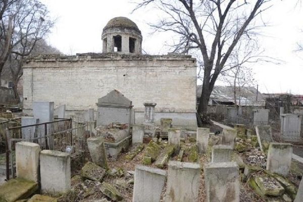 Huși - Anchetă în cazul Cimitirului Evreiesc profanat