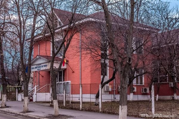 Tot mai mulți pensionari au propriri pe pensii