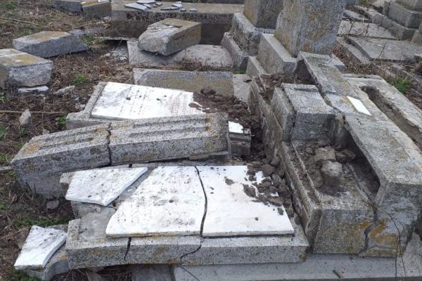 Au fost identificați profanatorii cimitirului evreiesc din Huși!