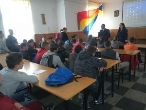 Elevii din Vaslui au primit sfaturi pentru prevenirea delicvenței juvenile de la polițiști