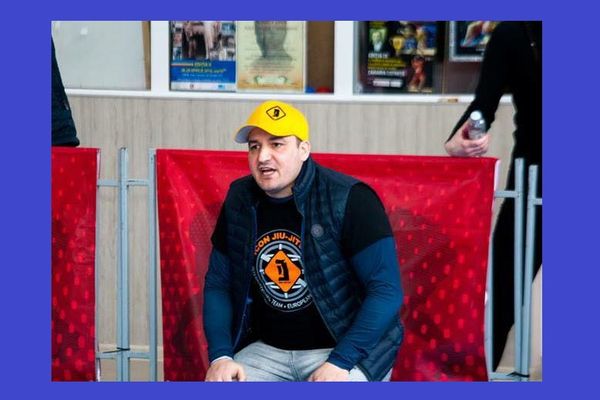 ACTUALIZARE. Sportiv din Bârlad bătut în scara blocului de un grup de necunoscuți!