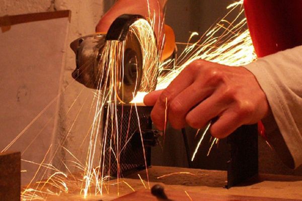 Un bărbat și-a amputat un deget cu flexul, din cauza neatenției!