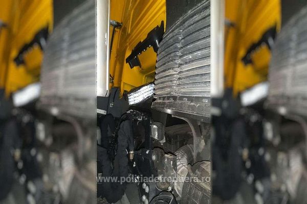 Ţigări de contrabandă ascunse în lada de scule şi la motorul unui camion