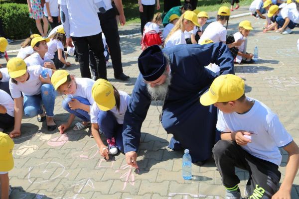 Episcopia Hușilor invită copiii la un ”Tărâm de poveste”