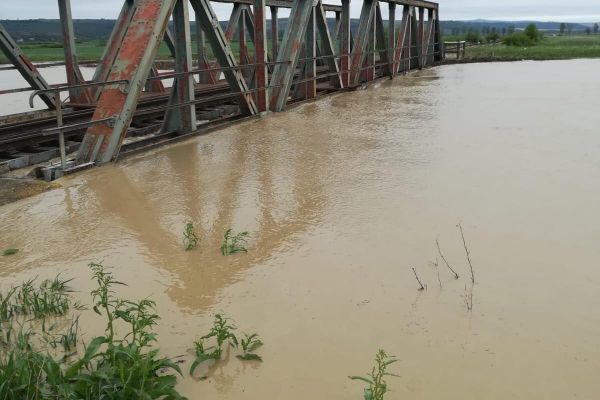 Podul CFR de la Vulturești, amenințat de ape