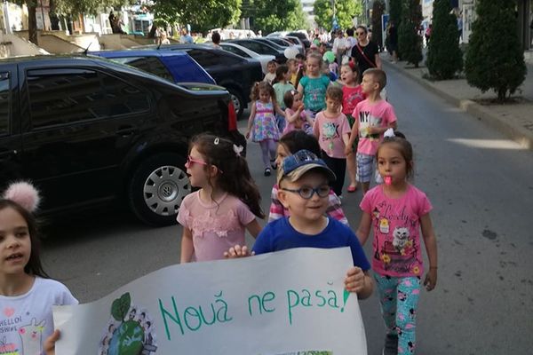 Marș ecologic pe străzile din municipiul Huși