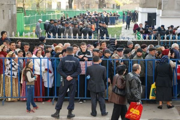 Un individ din Ploiești a sărit la bătaie la personalul de pe ambulanța spitalului Bârlad