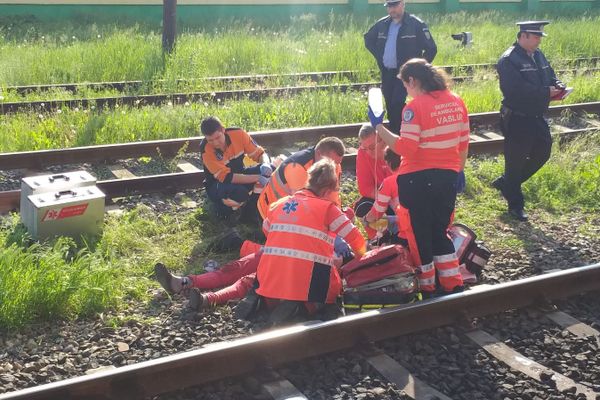 Tragedie la Vaslui: După ce și-a văzut copilul spânzurat, mama s-a aruncat în gol de pe pasarela CFR