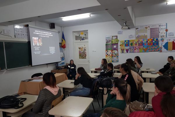 Polițiștii vasluieni, în mijlocul elevilor de la Codăești