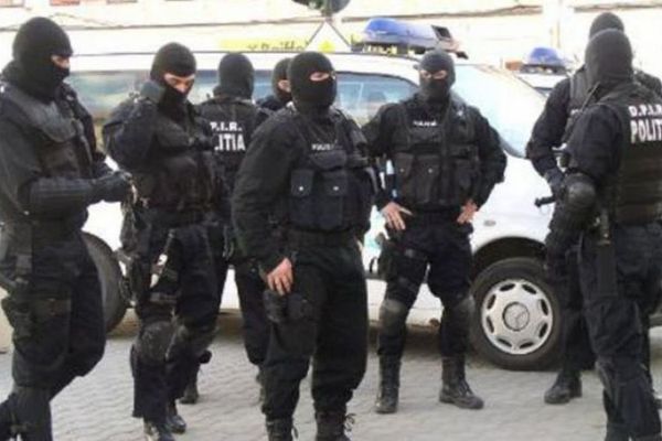 Percheziție cu mascații la un tâlhar minor din Bârlad