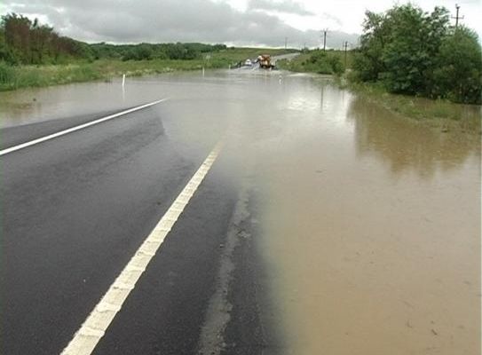 ULTIMA ORĂ: Șoseaua care leagă Bacăul de Vaslui a fost închisă din cauza inundațiilor