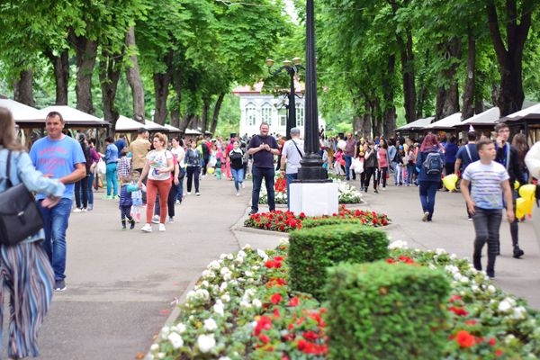 FOTO: Parcul Copou, animat de copii, participanți la Târgul de Jucării