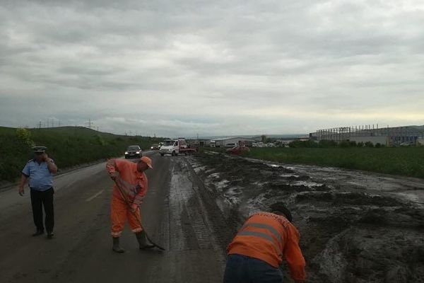 Drumuri acoperite cu mâl, din cauza precipitațiilor abundente