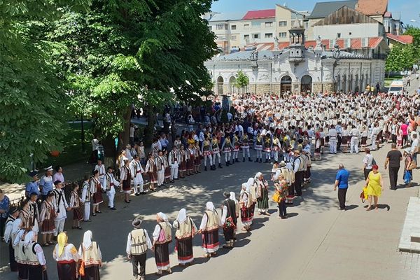 Horă impresionantă la Festivalul Iei de la Huși