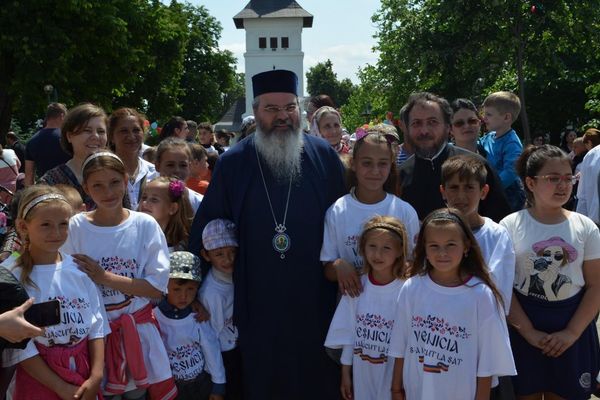 Episcopul Hușilor, înconjurat de copii!