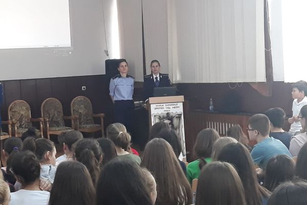 Polițiștii s-au aflat în mijlocul elevilor din Vaslui