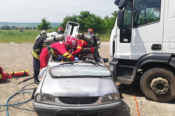 Exercițiu ISU: Pompierii vasluieni au intervenit la un incendiu izbucnit la o societate comercială