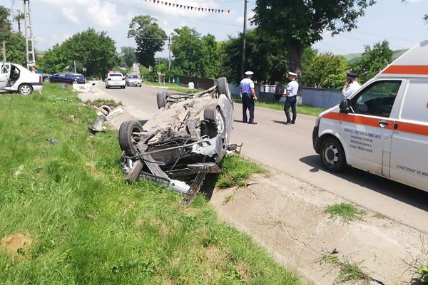 VIDEO. Accident violent pe raza localității Rebricea: o mașină a smuls un cap de pod și s-a răsturnat!