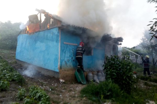 VIDEO. Casă cuprinsă de flăcări în localitatea Sârbi, comuna Banca