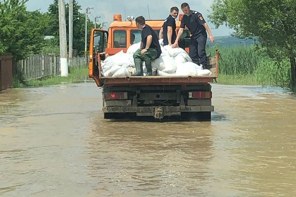 UPDATE VIDEO. 400 de saci cu nisip pregătiți la Pogana, în calea viiturii