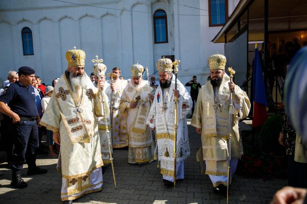 Sute de pelerini la hramul catedralei episcopale de la Huși