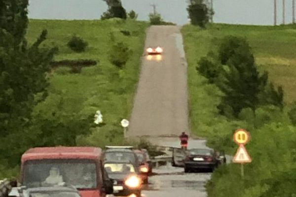 7 persoane scoase de pompieri din două mașini lovite de viitură între Perieni și Pogana