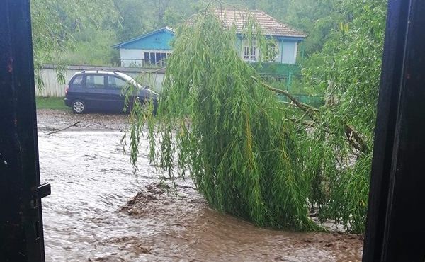 FOTO&amp;VIDEO. Urgie peste localitatea vasluiană Pribești: zeci de case și gospodării afectate în urma viiturilor
