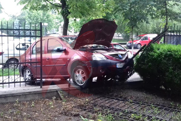O mașină a intrat în gardul Secției de Boli Infecțioase. FOTO&amp;VIDEO