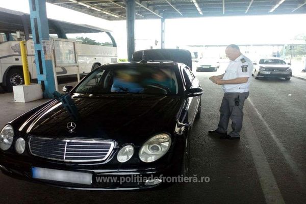 Vehicule radiate din circulaţie, descoperite în trafic de polițiștii de frontieră de la Vama Albiţa