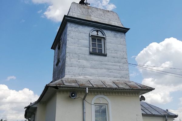 Un vasluian, cocoțat pe turla bisericii, amenință că se omoară