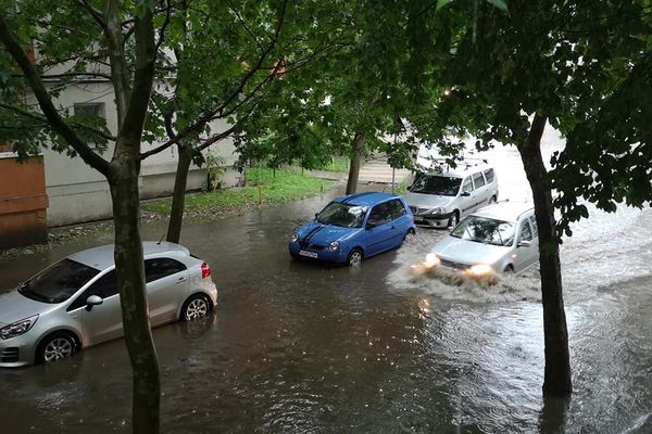 Străzi inundate în Vaslui, după o ploaie torențială