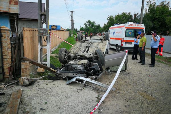 Un băiat de 12 ani a murit, după ce mașina în care se afla a intrat într-un cap de pod