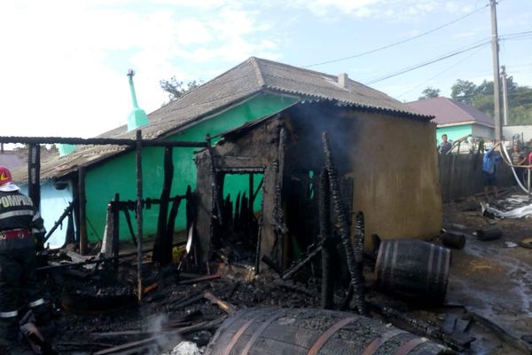 Intervenție dificilă a pompierilor la o gospodărie din Barboși