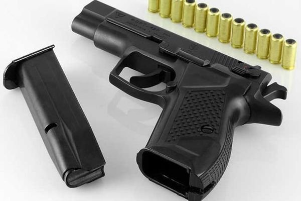 Și bătut... și cu pistolul luat: un tânăr din Trestiana bătut măr de trei bârlădeni și dezarmat!