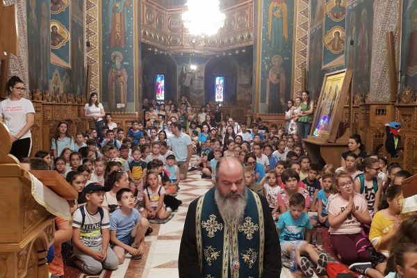 PS Ignatie s-a rugat în genunchi, alături de sute de copii din zona Hușiului