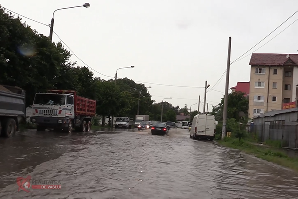 Rafale de vânt puternice și cer întunecat în plină zi la Bârlad. Mesaje Ro-Alert cu întârziere.