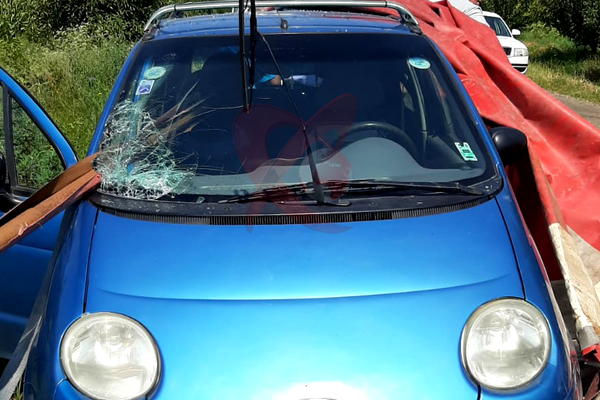 UPDATE. O femeie a fost la un pas de decapitare din cauza unui obiect metalic căzut dintr-un TIR