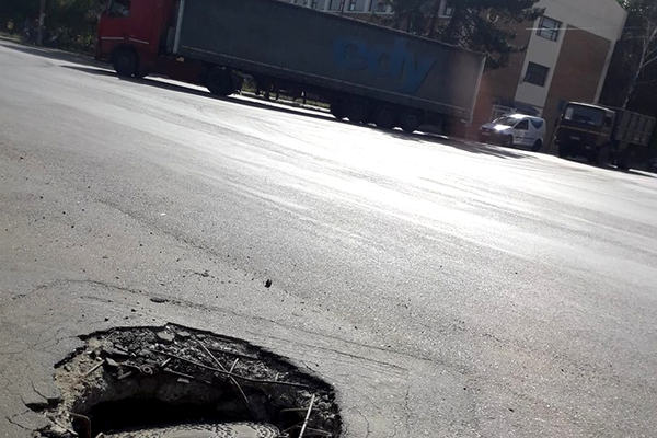 IMAGINILE ZILEI. Se scufundă asfaltul pe bulevardul Republicii din Bârlad
