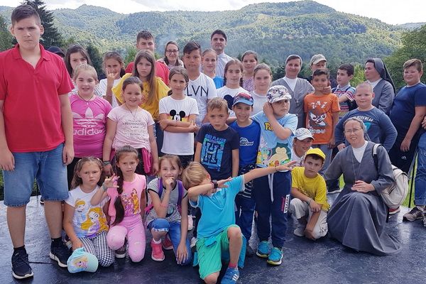 O nouă ediție a taberelor „Copilărie și credință” debutează astăzi în Episcopia Hușilor