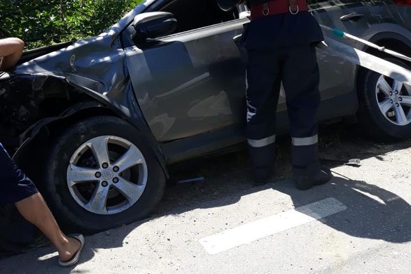 Accident cu victime la Dragomirești: O mașină a fost la un pas să se prăbușească într-o râpă