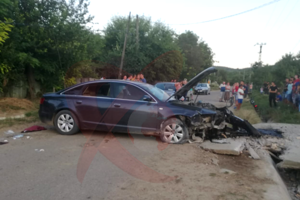 Banca: un bărbat se află în stare gravă la spital după ce mașina în care se afla s-a izbit de un cap de pod