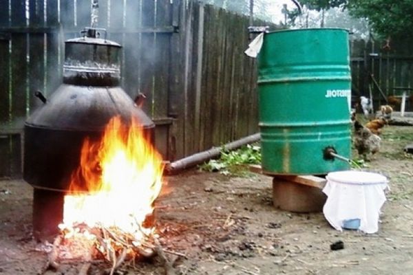 Un bărbat din Stănilești s-a ales cu arsuri de gradul II și III, după explozia unui cazan de țuică