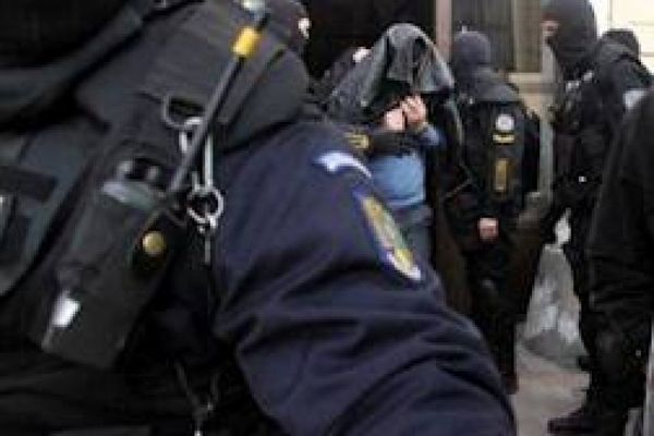 Vaslui: Rețea de traficanți care folosea metoda LOVERBOY, destructurată de DIICOT