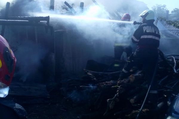 Incendiu într-o gospodărie din localitatea Popeni