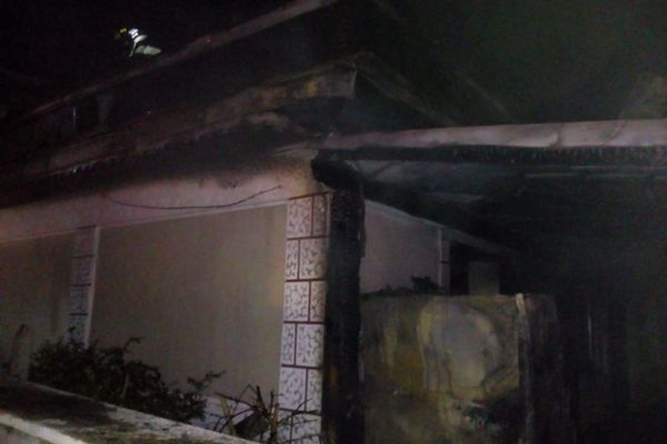 Ivești: intervenție a pompierilor bârlădeni pentru stingerea unui incendiu izbucnit la o casă