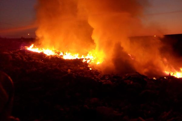 FOTO: Arde groapa de gunoi de la Roșiești