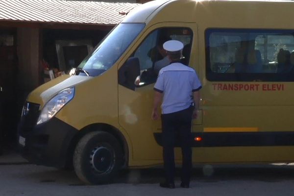 Șoferul unui microbuz școlar prins beat la volan