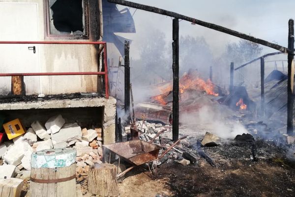 Incendiu de proporții la Pungești! Au ars o moară și mai multe depozite!